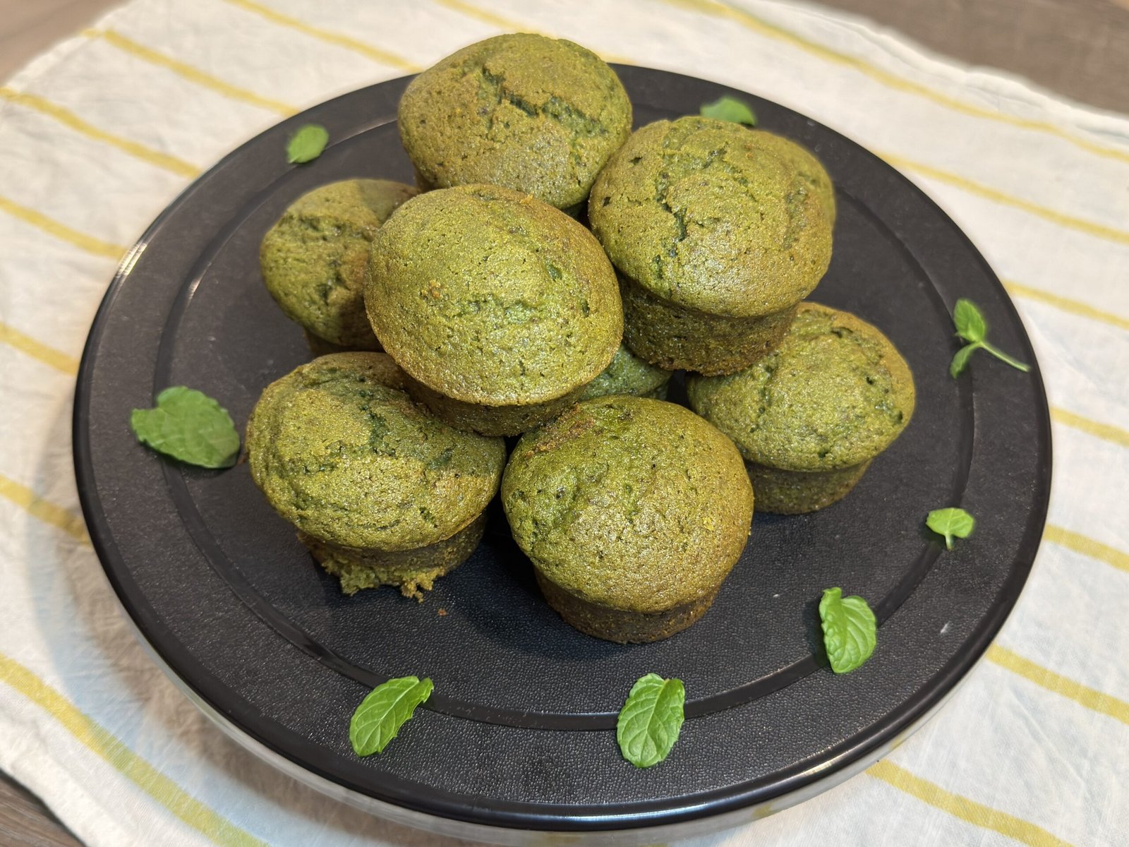 Αφράτα Matcha Cupcakes με άρωμα λεμονιού και βουτυρένια υφή! Εύκολη συνταγή για 12 cupcakes με μοναδικό πράσινο χρώμα και ξεχωριστή γεύση.