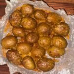 Τραγανές πατάτες παρμεζάνας στο air fryer με χρυσαφένια κρούστα και απίστευτη γεύση! Μια εύκολη συνταγή με λίγα υλικά, έτοιμη σε 20 λεπτά.