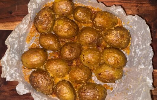 Τραγανές πατάτες παρμεζάνας στο air fryer με χρυσαφένια κρούστα και απίστευτη γεύση! Μια εύκολη συνταγή με λίγα υλικά, έτοιμη σε 20 λεπτά.