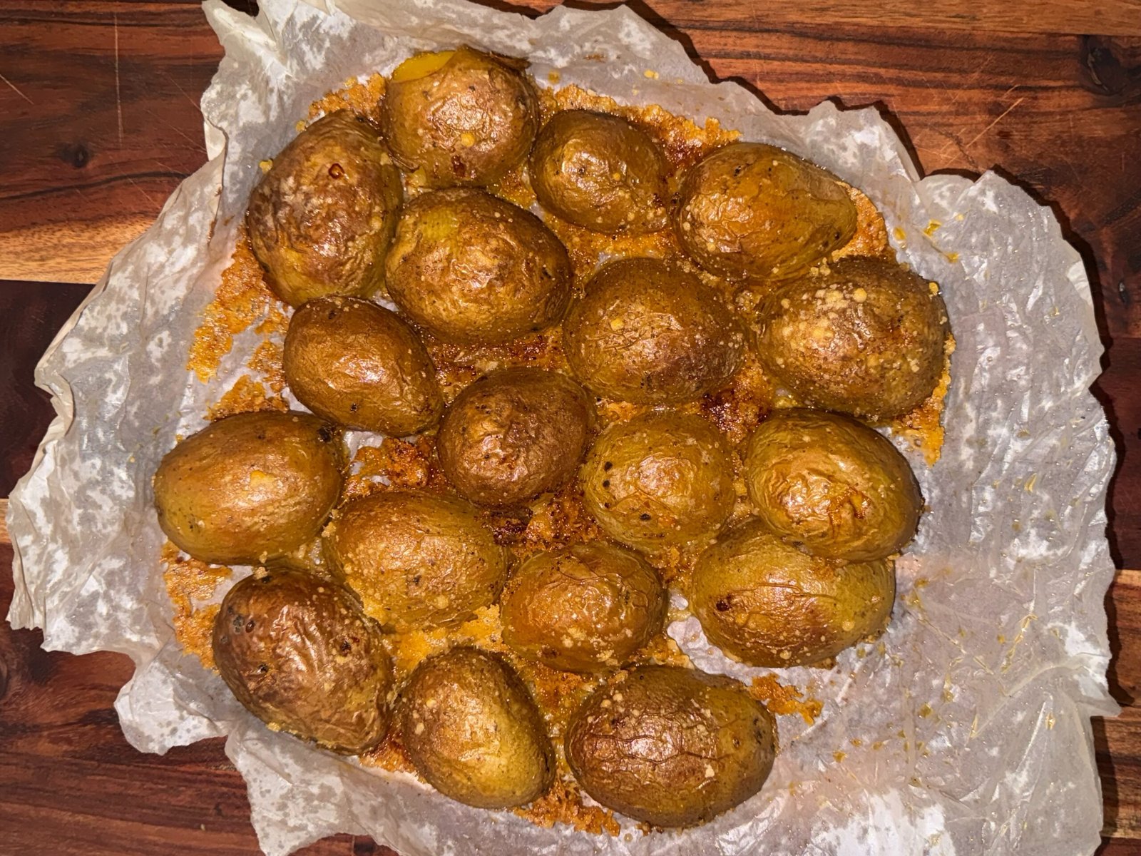 Τραγανές πατάτες παρμεζάνας στο air fryer με χρυσαφένια κρούστα και απίστευτη γεύση! Μια εύκολη συνταγή με λίγα υλικά, έτοιμη σε 20 λεπτά.