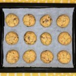 Φτιάξτε εύκολα vegan cookies με σοκολάτα και ταχίνι! Τραγανά στις άκρες, μαλακά στο κέντρο και χωρίς αυγά ή βούτυρο.