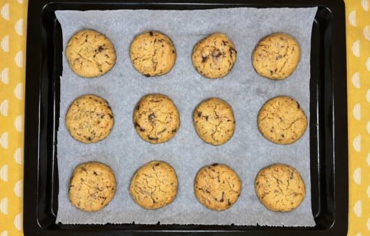 Φτιάξτε εύκολα vegan cookies με σοκολάτα και ταχίνι! Τραγανά στις άκρες, μαλακά στο κέντρο και χωρίς αυγά ή βούτυρο.