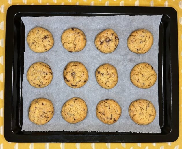 Φτιάξτε εύκολα vegan cookies με σοκολάτα και ταχίνι! Τραγανά στις άκρες, μαλακά στο κέντρο και χωρίς αυγά ή βούτυρο.