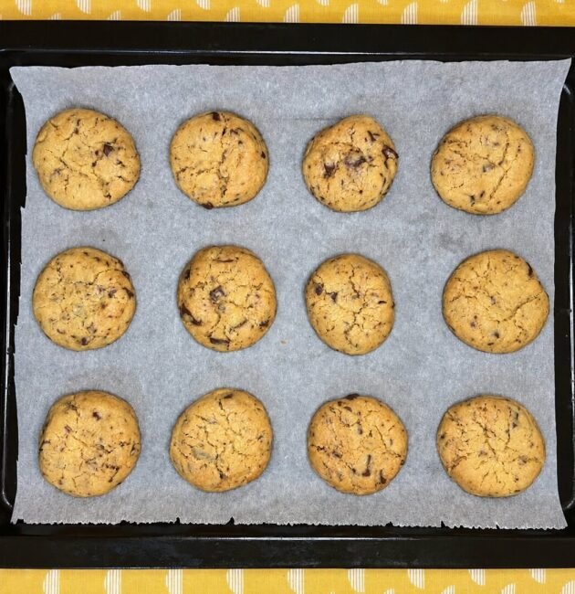 Φτιάξτε εύκολα vegan cookies με σοκολάτα και ταχίνι! Τραγανά στις άκρες, μαλακά στο κέντρο και χωρίς αυγά ή βούτυρο.