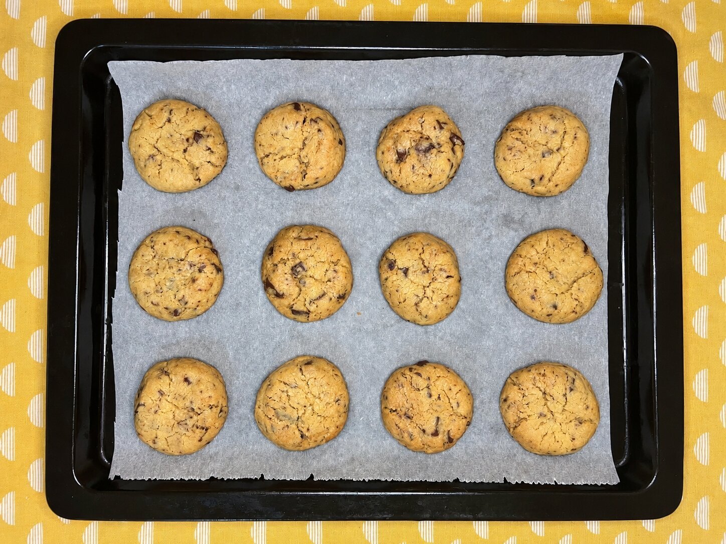 Φτιάξτε εύκολα vegan cookies με σοκολάτα και ταχίνι! Τραγανά στις άκρες, μαλακά στο κέντρο και χωρίς αυγά ή βούτυρο.