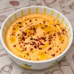 Κρεμώδες feta dip με ψητή πιπεριά Φλωρίνης, γιαούρτι και καπνιστή πάπρικα. Εύκολη συνταγή σε 10 λεπτά, ιδανική για πιτούλες και ψωμί!