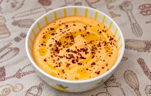 Κρεμώδες feta dip με ψητή πιπεριά Φλωρίνης, γιαούρτι και καπνιστή πάπρικα. Εύκολη συνταγή σε 10 λεπτά, ιδανική για πιτούλες και ψωμί!