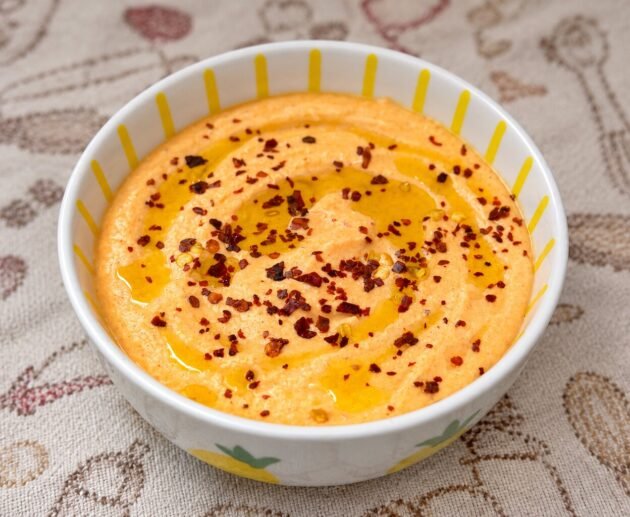 Κρεμώδες feta dip με ψητή πιπεριά Φλωρίνης, γιαούρτι και καπνιστή πάπρικα. Εύκολη συνταγή σε 10 λεπτά, ιδανική για πιτούλες και ψωμί!